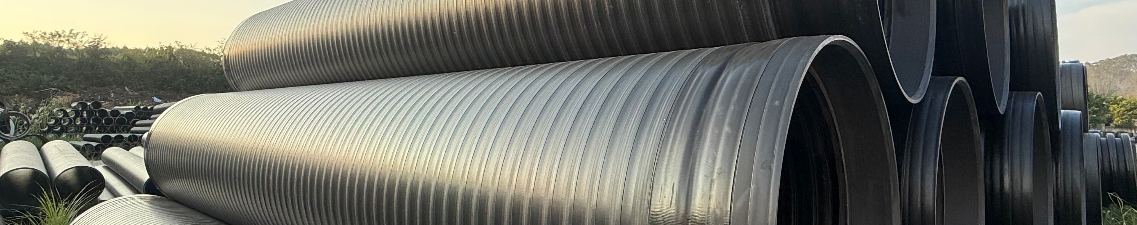 Tubes finis sur toute la longueur du parc, prêts à être affectés à un projet