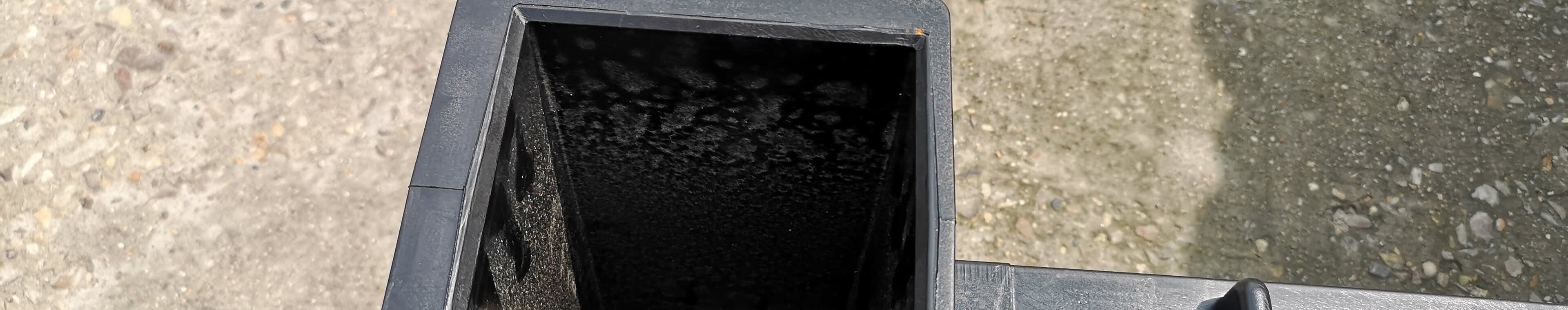 Un cuerpo de pozo de HDPE fabricado, colocado frente al taller