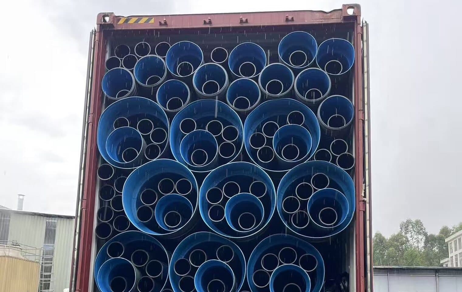 Un conteneur chargé jusqu’à la porte de tubes et de raccords pour l’export