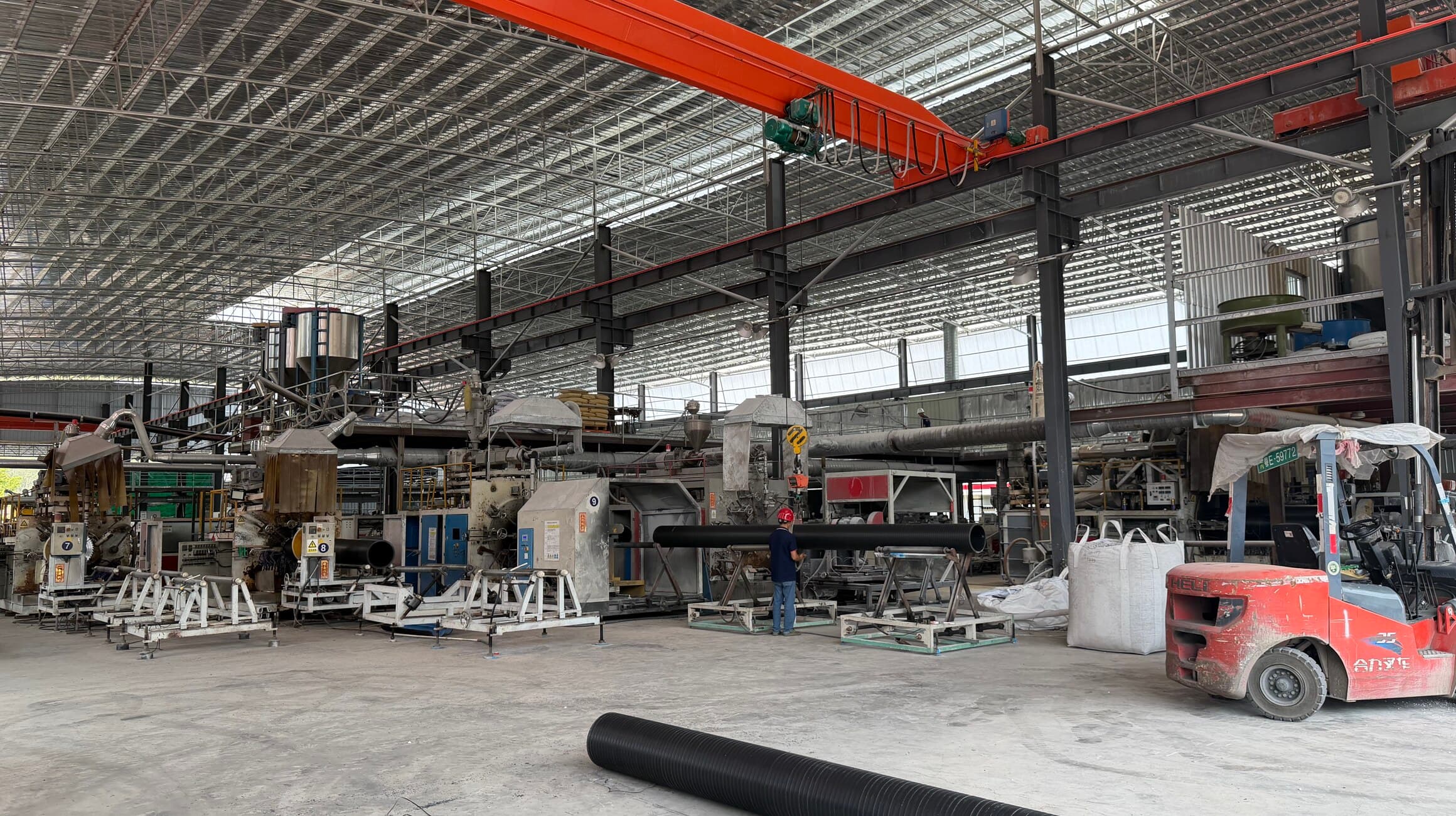 Le hall d'extrusion principal, lignes sur toute la longueur sous le pont roulant