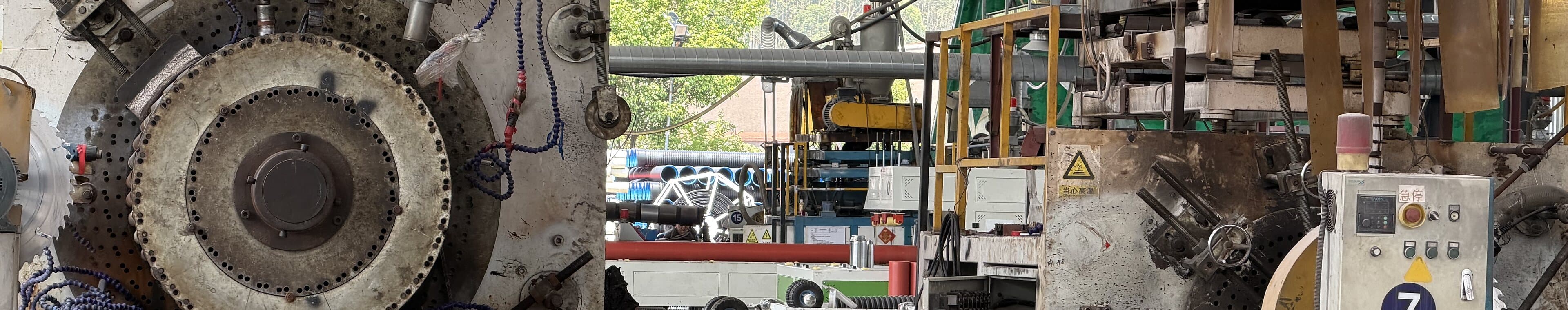 Extruder und Siebwechsler einer laufenden Linie, von der Bedienseite aus
