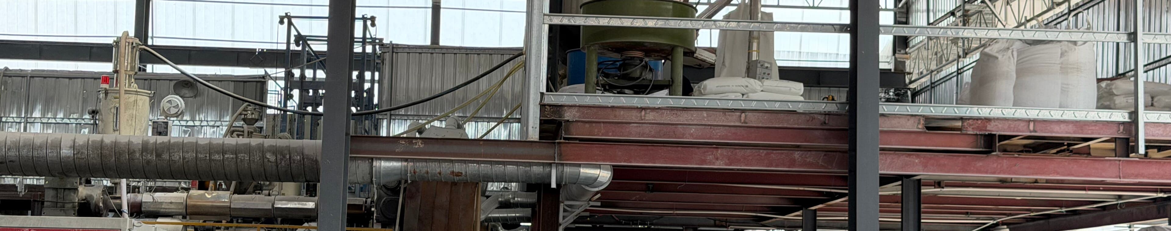 Vue en enfilade de notre hall d'extrusion, les lignes sur toute la longueur de la travée