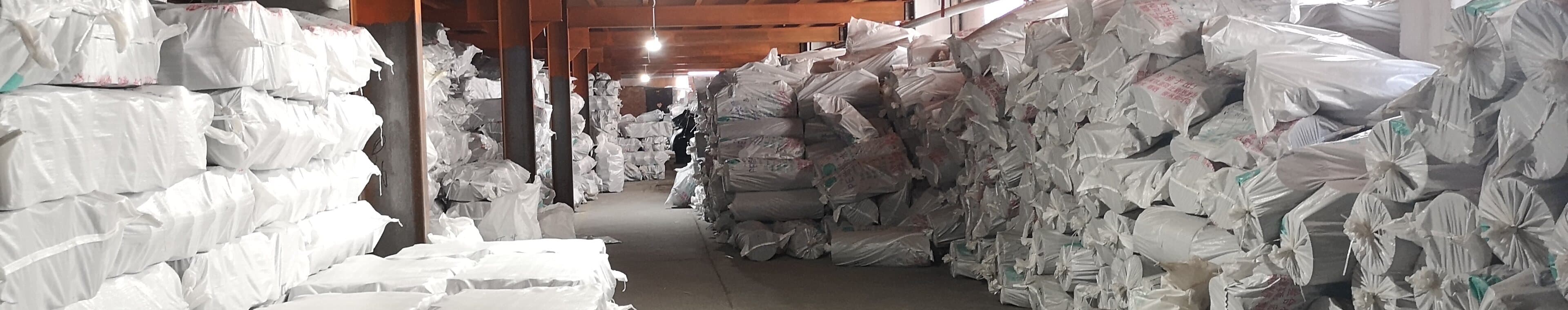 Resina virgen de PE ensacada en el almacén de materias, cada lote registrado a la entrada