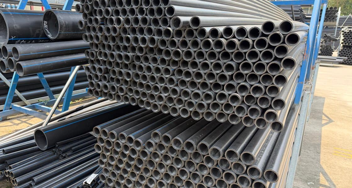 واجهة من أطراف أنابيب HDPE مكدّسة حسب القطر