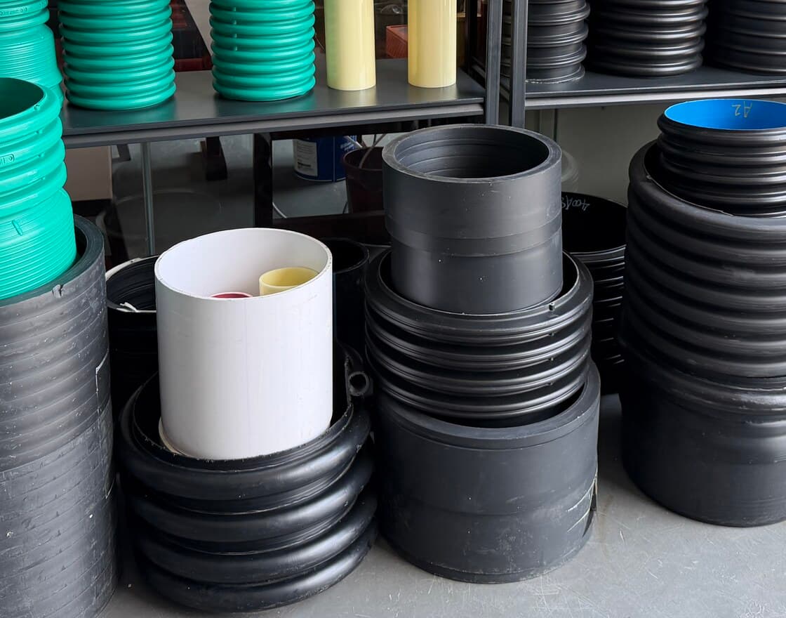 عرض عيّنات لمنتجات HDPE المصبوبة — مقاطع أنابيب مضلّعة وقواعد غرف وأطراف أنابيب