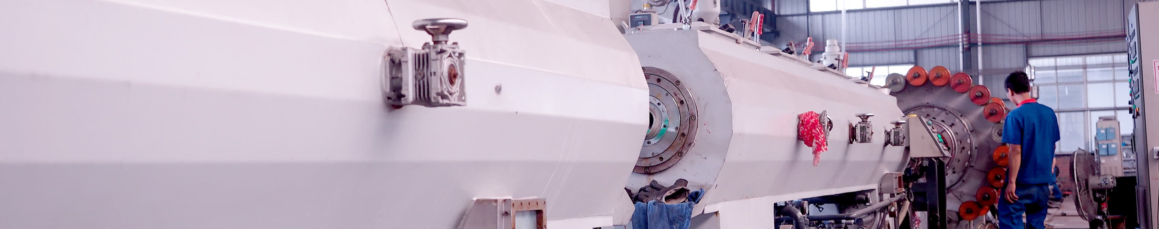 Tubería compuesta reforzada con malla de acero saliendo de la línea de extrusión