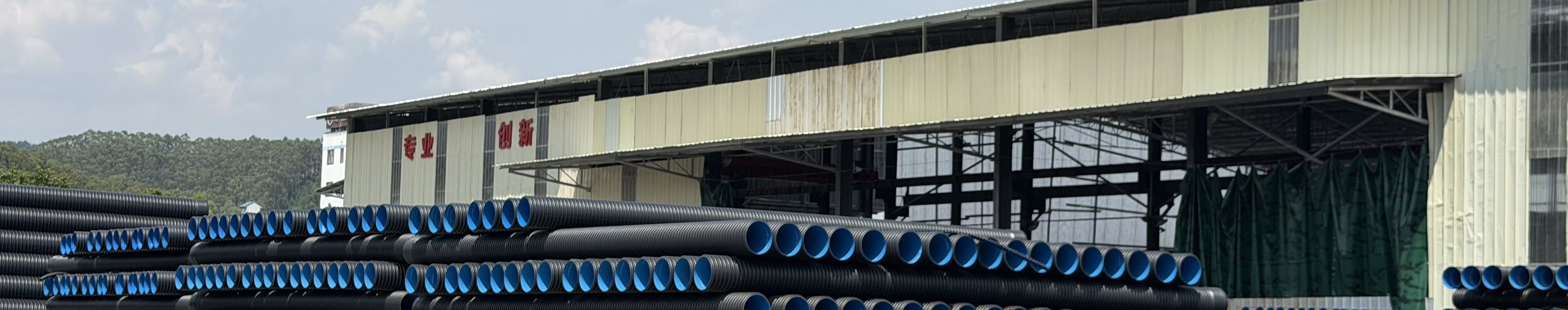 La cour de produits finis, tubes rangés par diamètre en attente d’expédition